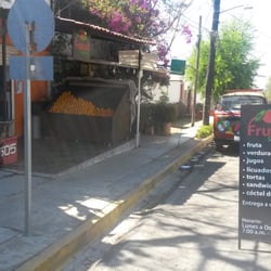 Frutas Selectas - También ofrecen jugos, tortas y licuados, entre otros.