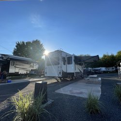 Clayton Park RV Escape - Pull thru island sites