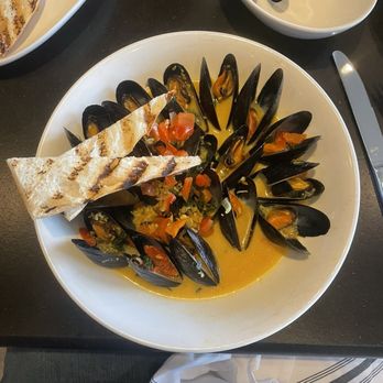 Renny's - Mussels in white wine sauce - Bars Near Me - Dallas, Texas