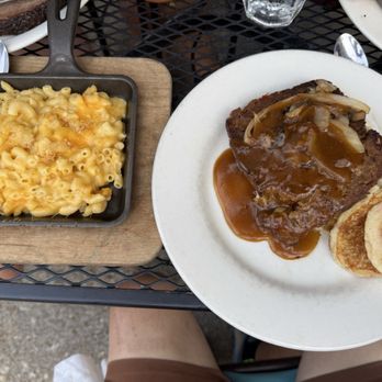 Puckett's Restaurant - Smoked meatloaf with mashed potatoes and Skillet Mac & Cheese - Barbeque Near Me - Franklin, Tennessee