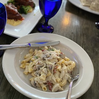 La Fontaine Restaurant - Pollo de Angelo - chicken pasta with sundried tomatoes in a cream sauce - French Near Me - Mountain View, California La Fontaine Restaurant - Pollo de Angelo - chicken pasta with sundried tomatoes in a cream sauce - French Near Me - Mountain View, California