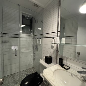 The Evelyn - Guest room Bathroom -- excellent water pressure! - Hotels Near Me - New York, New York The Evelyn - Guest room Bathroom -- excellent water pressure! - Hotels Near Me - New York, New York