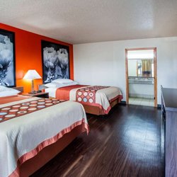 Super 8 by Wyndham Giddings - Guest room