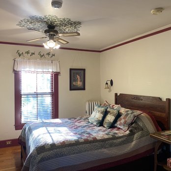 Amherst Inn - IVY room - Bed & Breakfast Near Me - Amherst, Massachusetts
