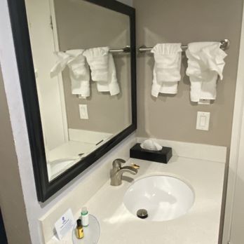 Best Western Plus Diamond Valley Inn - Sink area - Hotels Near Me - Hemet, California Best Western Plus Diamond Valley Inn - Sink area - Hotels Near Me - Hemet, California