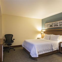 Hampton Inn Leon - Guest room