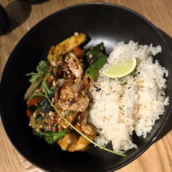 Sésame - Curry Chicken Stir Fry - Asian Fusion Near Me - Montreal, Quebec Sésame - Curry Chicken Stir Fry - Asian Fusion Near Me - Montreal, Quebec