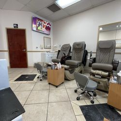 Encino Nails - Pedicure stations
