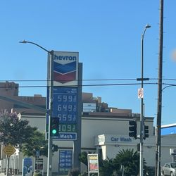 Chevron Food Mart of North Hollywood - This gas station doesn't update its prices; it has gas at over 7 dollars a gallon.
