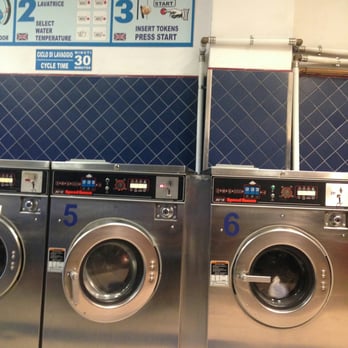 Wash & Dry - 1€ detergent...4€ wash 30 minutes...4€ dry 30 minutes...saw other places 5€...passed by another that was 2,50€, but only 20 minutes each... - Dry Cleaning Near Me - Florence, FI