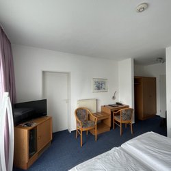 Zur Prinzenbrücke - ... Blick ins Zimmer ...