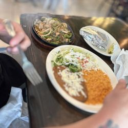 Que Bueno - Fajita Chicken: lacks in portion  and flavor, second course was ordered to compensate.