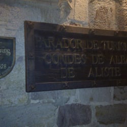 Parador de Zamora - Escudo donde se detalla el nombre completo del Parador