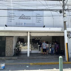 Pasteleria America - Store front.