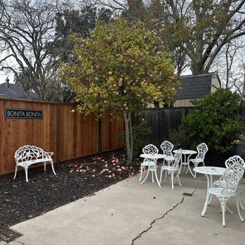 Bonita Bonita - The courtyard - Wine Tasting Room Near Me - Napa, California