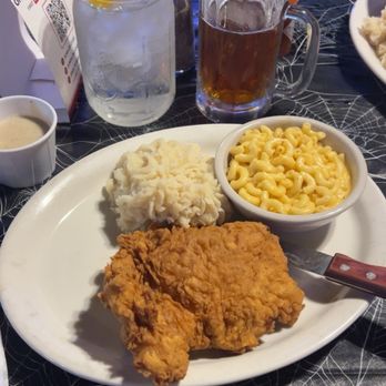 Red Rock Steakhouse & Bar - Chicken fried chicken, mashed potatoes, Mac and cheese. Beer: Hopadillo IPA - Bars Near Me - Red Rock, Texas