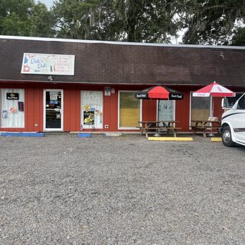 Deb’s Deli - Entrance and outdoor seating. - Delis Near Me - Old Town, Florida