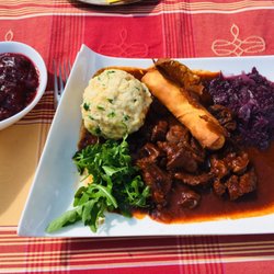 Kohlhof - Rehgulasch mit Knödel.