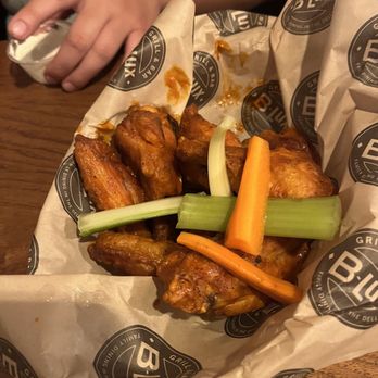 B-Lux Grill & Bar - Chicken wing - Sports Bars Near Me - Wisconsin Dells, Wisconsin