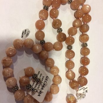 Geomania Vancouver - Peach moonstone - Jewelry Near Me - Vancouver, British Columbia