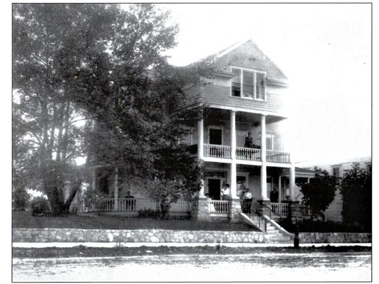 Colonial House Inn 90 N State St Saint Ignace Mi Bed Breakfasts Mapquest