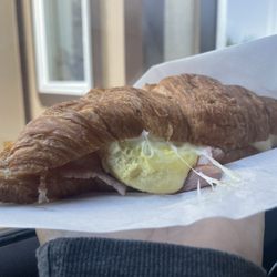 Brown Bear Espresso - Breakfast croissant 4/5