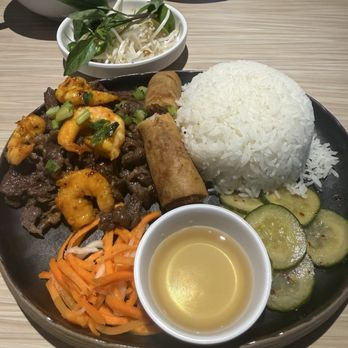 Mama Hong's Vietnamese Kitchen - Burbank - Vermicellie Grill Combination - Vietnamese Near Me - Burbank, California Mama Hong's Vietnamese Kitchen - Burbank - Vermicellie Grill Combination - Vietnamese Near Me - Burbank, California
