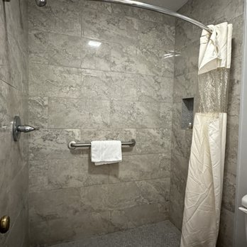 Carolina Lodge - Standing Shower - Hotels Near Me - Hampton, South Carolina