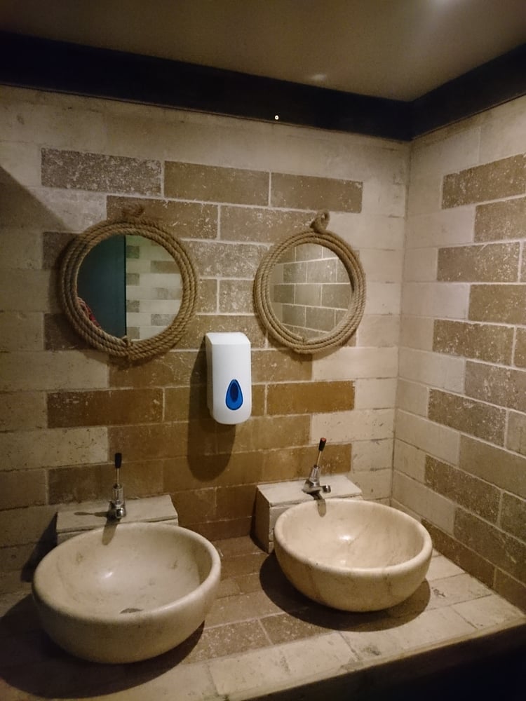 THE HOLLYBUSH Updated April 2024 29 Bath Road, Bitton, South