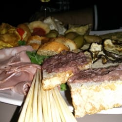 Gran Caffè Dell'Aquila - Aperitivo con varie stuzzicherie.