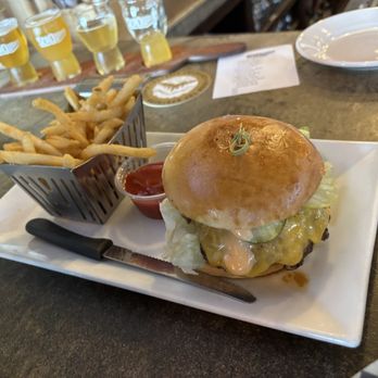 SeaQuake Brewing - Smash burger and beer flight - Pizza Near Me - Crescent City, California