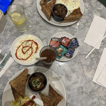 Lucky's - Three fried eggs & lucky omelette - Cocktail Bars Near Me - Niagara Falls, Ontario