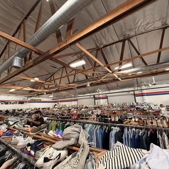 Best Thrift Stores in New York & Los Angeles: Ultimate Shopping Guide