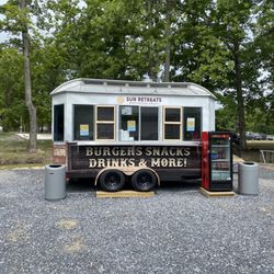 Sun Retreats Shenandoah Valley - Snack bar outside pool