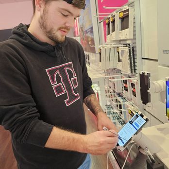 T-Mobile - Showing me how the Samsung Galaxy S23 Ultra Stylus pen works. - Mobile Phones Near Me - Roanoke, Virginia
