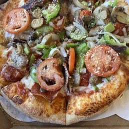 Supreme with anchovies and tomatoes
