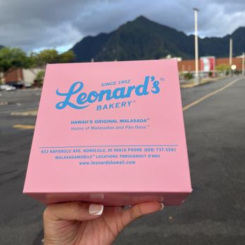 Leonard's Bakery - Pretty pink box - Food Trucks Near Me - Kaneohe, Hawaii
