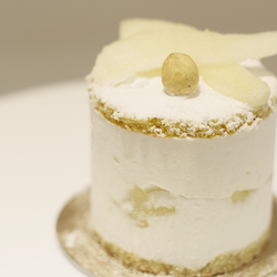 Fonderia - Tortino con biscuit alla nocciola, mousse di ricotta e pere caramellate