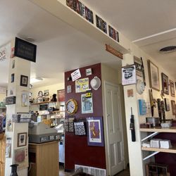 The Cracked Egg - Dining area