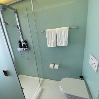 CitizenM - Bathroom - Hotels Near Me - Los Angeles, California