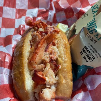 Fat Cheeks Hawaii - Butter Lobster Roll - Sandwiches Near Me - Honolulu, Hawaii