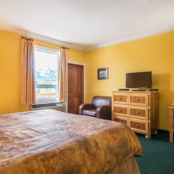 Park Place Lodge - Deluxe Guest Room with King Bed and Balcony - Park Place Lodge Hotel in Fernie BC