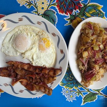 A1 Diner - Corned beef hash and eggs and bacon - Diners Near Me - Gardiner, Maine