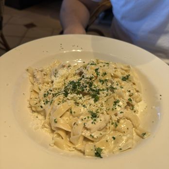 The Cheesecake Factory - Chicken Fettuccini Alfredo - Desserts Near Me - North York, Ontario