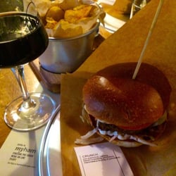 Ham Holy Burger - Hamburger di Fassona Piemontese, con scamorza affumicata e bacon croccante, accompagnato da una porter robusta del Birrificio Lariano