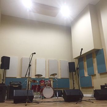 Studio Base Bin - Studio C is one of three 20' high ceiling studios! acoustically treated to still sound controlled. - Recording & Rehearsal Studios Near Me - Montreal, Quebec Studio Base Bin - Studio C is one of three 20' high ceiling studios! acoustically treated to still sound controlled. - Recording & Rehearsal Studios Near Me - Montreal, Quebec