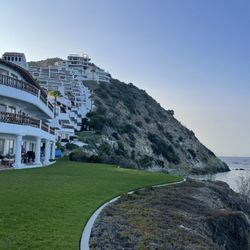 Hamilton Cove - Front of some of the upper villas