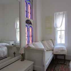Church Des Artistes - The Des Artistes Master Bedroom has a queen bed and overlooks the Courtyard Garden