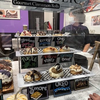 Cinnaholic - Display - Desserts Near Me - Seattle, Washington