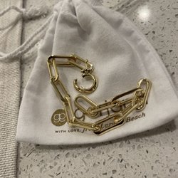 gorjana - The clasp is so cute, easy to use